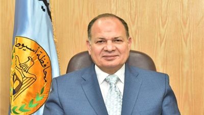 محافظ أسيوط يعلن متابعته لتطبيق المواعيد الشتوية لغلق المحلات والمقاهي  