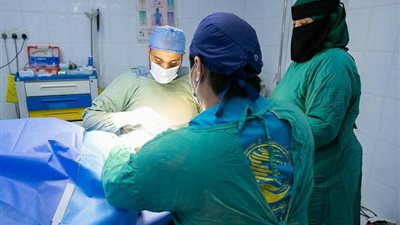مركز الملك سلمان للإغاثة يجري عمليات جراحية لمكافحة العمى في بنجلاديش ويقدم خدمات طبية في اليمن