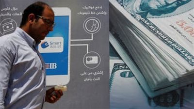 الجنيه يتراجع أمام الدولار.. والبنوك المصرية تتخذ إجراءات صارمة