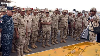 رئيس الأركان يشهد بيانًا عمليًا لإحدى وحدات المنطقة المركزية العسكرية 