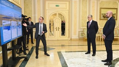 رئيس كازاخستان ورئيس المجلس الأوروبي يتعرفان على مشروع الهيدروجين الأخضر