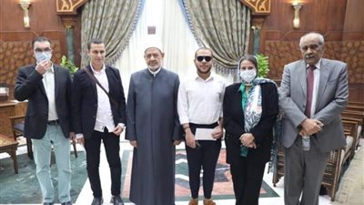 الإمام الأكبر يكرم أوائل مركز الأزهر لتعليم اللغة الفرنسية 