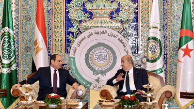 الرئيس السيسي يلتقي نظيره الجزائري على هامش مشاركته بقمة الجزائر 