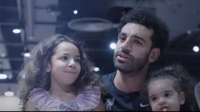 كيان محمد صلاح تداعب أختها مكة.. 