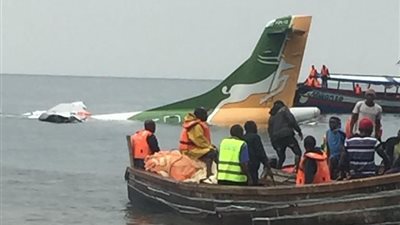 بسبب الطقس السيئ.. سقوط طائرة ركاب ببحيرة فيكتوريا 