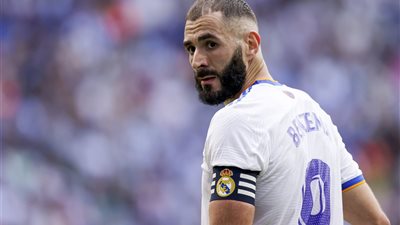 بنزيمة يتوج بجائزة أفضل لاعب في العام من جلوب سوكر