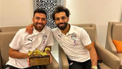 فخر العرب يقدم جائزة رجل المباراة لـ تريزيجيه 