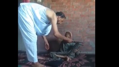الكشف عن مفاجأة بعد انتشار فيديو تعذيب أبن عاق لوالدته.. جلاد أمه