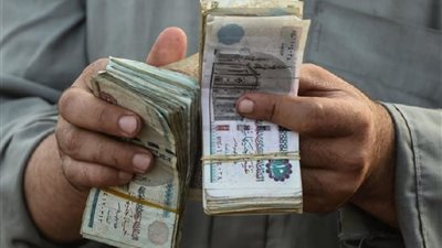 مع صرف العلاوة الاستثنائية اليوم.. مراحل تطور رواتب المصريين في ثلاث سنوات