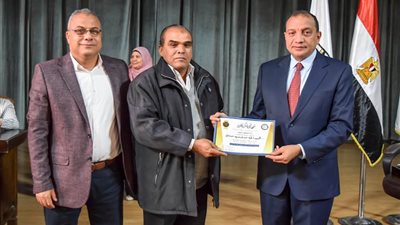 جامعة بنى سويف تكرم أعضاء الجهاز الإداري ممن بلغوا السن القانونية خلال نوفمبر