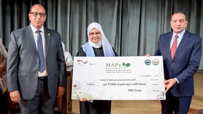 جامعة بني سويف تكرم الباحثة الفائزة بالمركز الأول في ريادة الأعمال بالتعاون