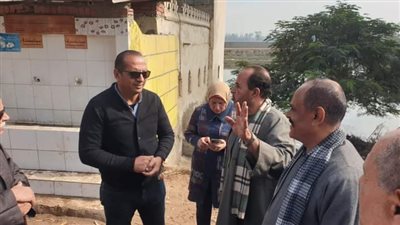 تلبية لشكاوي المواطنون.. طارق ماهر يتفقد قرية الحوالة