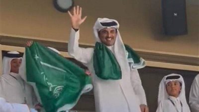 أمير قطر يرتدي علم السعودية داعمًا لها بمونديال قطر 2022