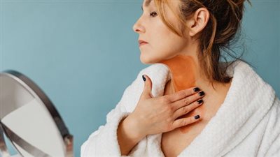 كابوس الفتيات.. أسباب انتشار حب الشباب في الرقبة وطرق العلاج