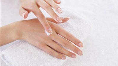 3 مواد طبيعية لترطيب اليدين في الشتاء.. تُخلصك من الجفاف