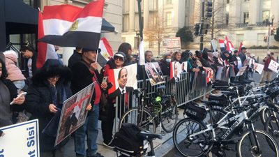 بالنشيد الوطني وهتافات التأييد.. الجالية المصرية بواشنطن تستقبل الرئيس السيسي