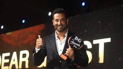 عمرو سعد يفوز بجائزة أفضل ممثل عن مسلسل «توبة» في «دير جيست»