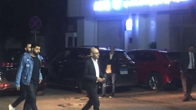 فهد شلبي يقدم واجب العزاء في والدة محمود المملوك