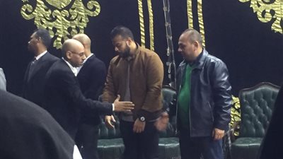 صور.. مسعد شاهين يقدم واجب العزاء في والدة محمود المملوك