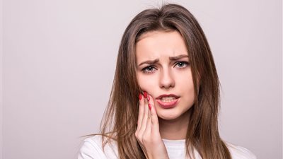 بدون مسكنات.. 4 مواد فعالة للتقليل من آلام الأسنان