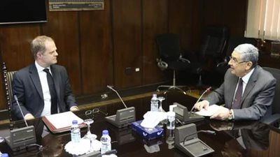 وزير الكهرباء يستقبل السفير البريطاني بالقاهرة ومدير أسواق الغاز والكهرباء البريطاني