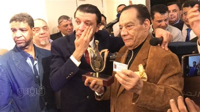بكاء مصطفى كامل أثناء تكريم الموسيقار حلمي بكر في نقابة الموسيقيين