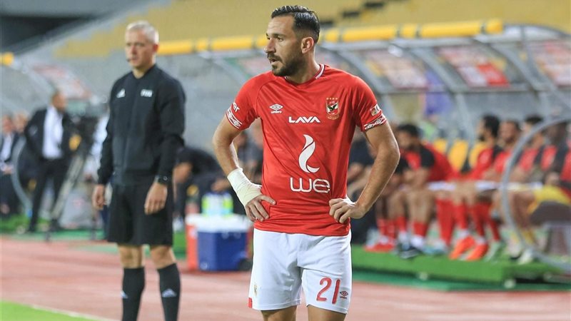 علي معلول لاعب الأهلي