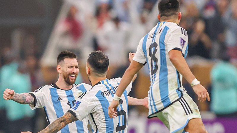 ميسي يتوج بكأس العالم