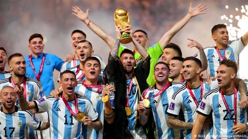 ميسي يرفع كأس العالم