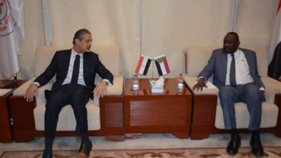 السفير المصري يلتقي وزير الطاقة السوداني لبحث سُبل التعاون في قطاع البترول