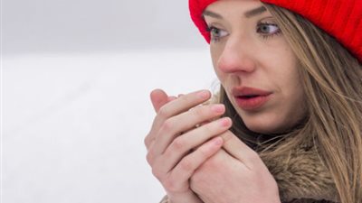 استشاري قلب يوضح أسباب برودة الأطراف في فصل الشتاء
