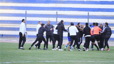 صور.. أحداث مؤسفة في مباراة الترسانة والسكة الحديد