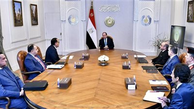 السيسي يوجه بإنهاء إشغال الطرق من السيارات المتهالكة