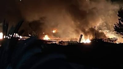اندلاع حريق هائل بمزرعة تحتوي على مخزن أنابيب بالعبور