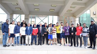 رئيس جامعة بني سويف يشهد نهائي بطولة كرة القدم الخماسي بالجامعة