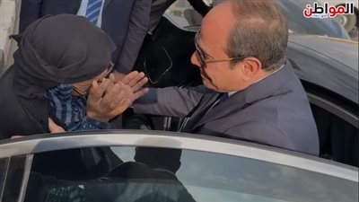 الرئيس يوقف موكبه بعد رؤيته لإحدى السيدات على الرصيف ويلبي احتياجاتها