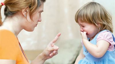 أخطاء شائعة في تربية الأبناء يجب تجنبها.. المقارنة أبرزها