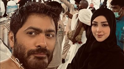 تامر حسني وزوجته يشاركان الجمهور صور رأس السنة من مكة المكرمة
