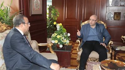 محافظ بني سويف يبحث مع رئيس الجامعة التكنولوجية سبل تنفيذ برامج تدريبية