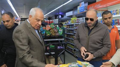محافظ الجيزة يتفقد السلاسل التجارية لمتابعة الإعلان عن أسعار السلع ببولاق الدكرور