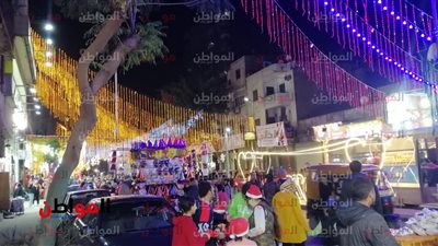بالمجسمات المضيئة وأشجار الكريسماس.. مظاهر احتفالات رأس السنة الميلادية بشبرا