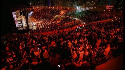 تامر حسني يحقق أكبر حضور جماهيري بتاريخ إمارة الشارقة بالإمارات 
