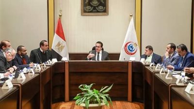 وزير الصحة يوجه ببدء تطوير وإعادة تأهيل المستشفيات القديمة بعدد من المحافظات