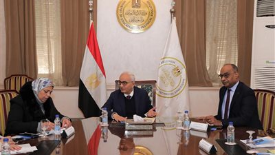 وزير التربية والتعليم يستعرض آليات تطوير المناهج للطلاب ذوي الإعاقة البصرية