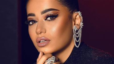 بإطلالة أنيقة.. رحمة رياض تشعل القرية العالمية في دبي