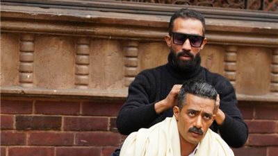 صور.. محمد رمضان يظهر بـ«لوك» شخصية العمدة برفقة كوافيره الفلبيني 