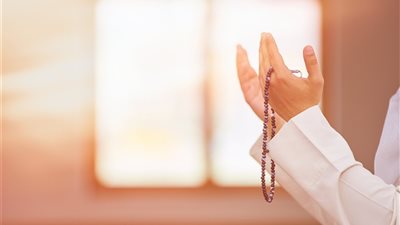 ساعة لا تُرد فيها إجابة الدعاء يوم الجمعة.. تعرف عليها