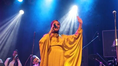 أكرم حسني يفاجئ هلا رشدي في أولى حفلاتها بساقية الصاوي