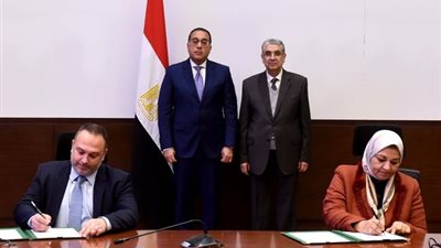 رئيس الوزراء يشهد توقيع عقدي في قطاع الكهرباء والطاقة المتجددة