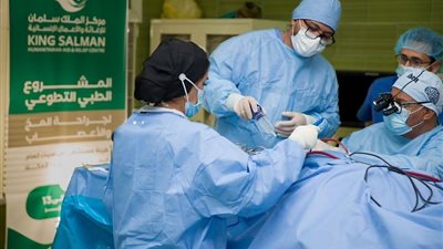 مركز الملك سلمان للإغاثة يجري جراحات للمخ والأعصاب في اليمن